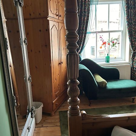 The Buxton Retreat A Luxurious 3-Storey Townhouse With Four Poster Bed And Double Jacuzzi Bath" Kültér fotó