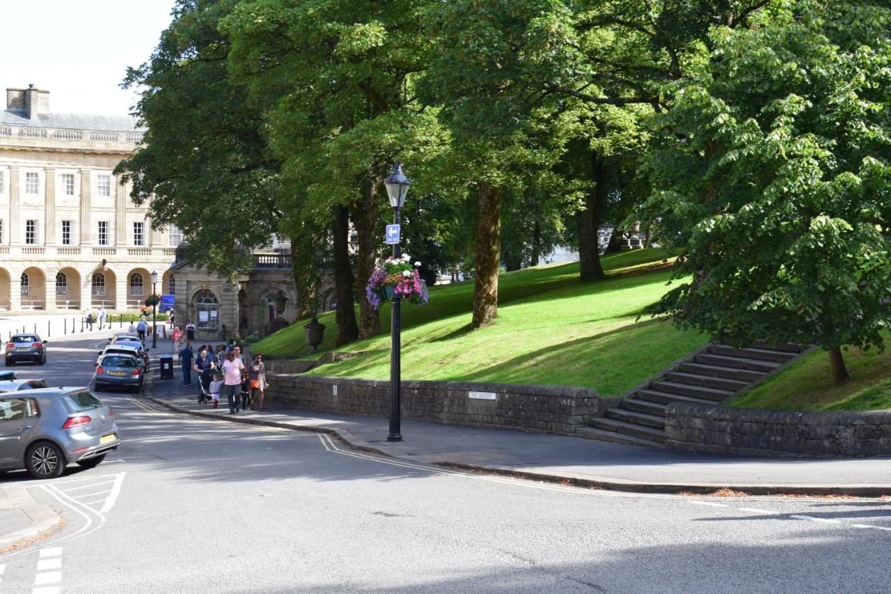 The Buxton Retreat A Luxurious 3-Storey Townhouse With Four Poster Bed And Double Jacuzzi Bath" Kültér fotó