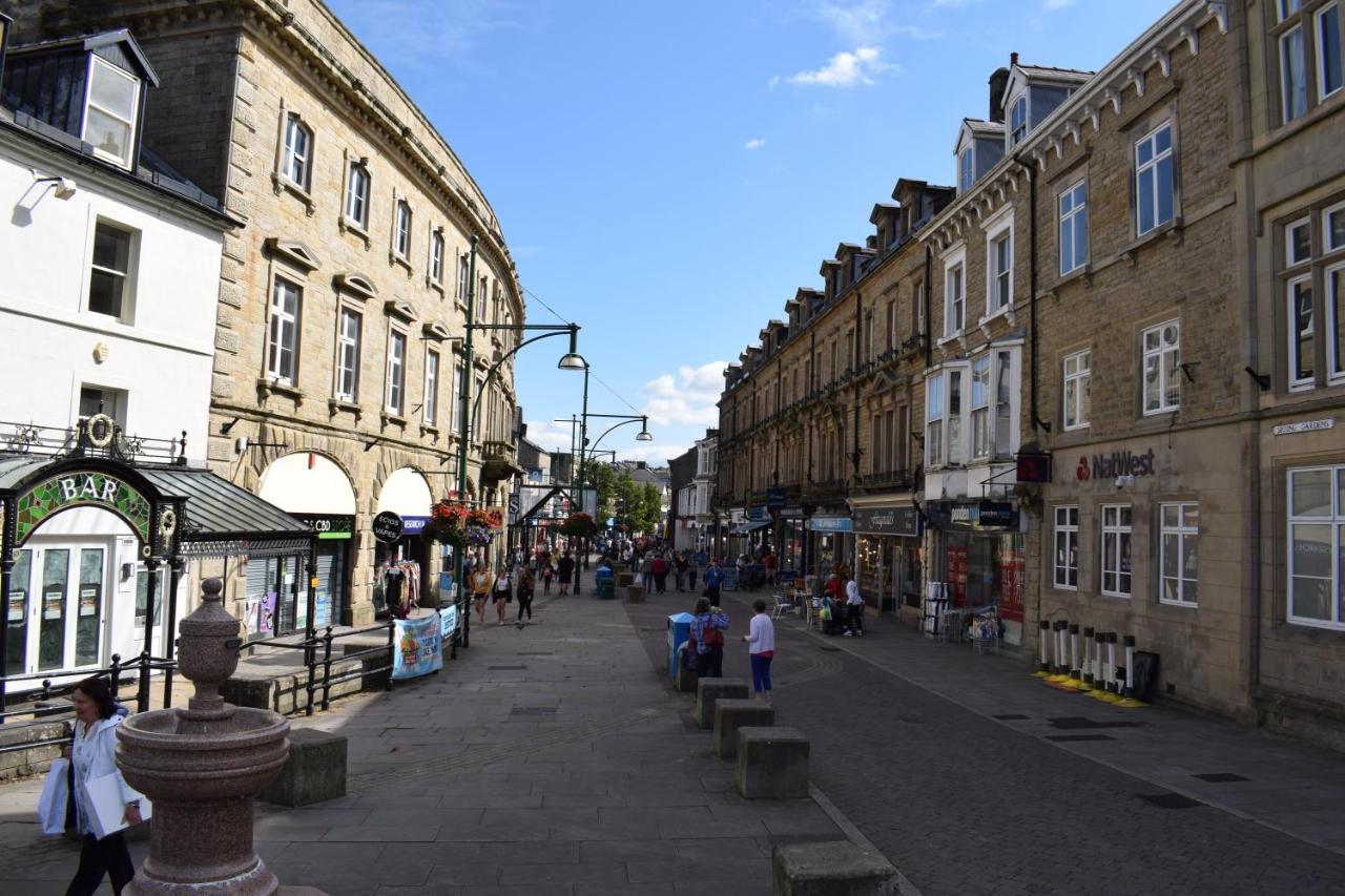 The Buxton Retreat A Luxurious 3-Storey Townhouse With Four Poster Bed And Double Jacuzzi Bath" Kültér fotó