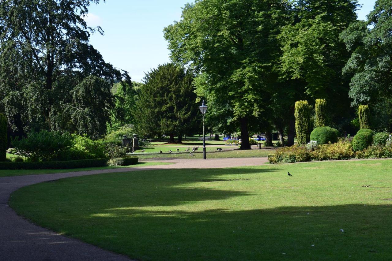 The Buxton Retreat A Luxurious 3-Storey Townhouse With Four Poster Bed And Double Jacuzzi Bath" Kültér fotó