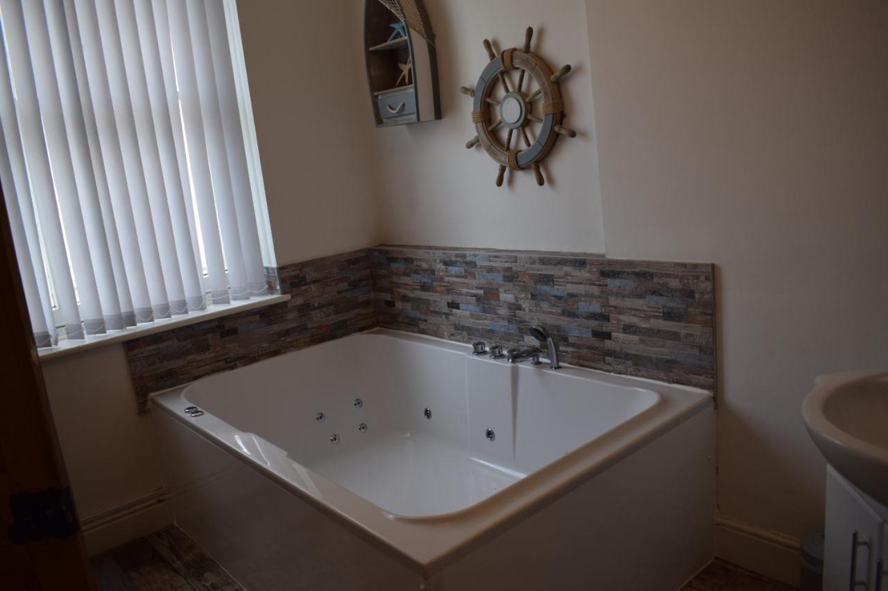The Buxton Retreat A Luxurious 3-Storey Townhouse With Four Poster Bed And Double Jacuzzi Bath" Kültér fotó