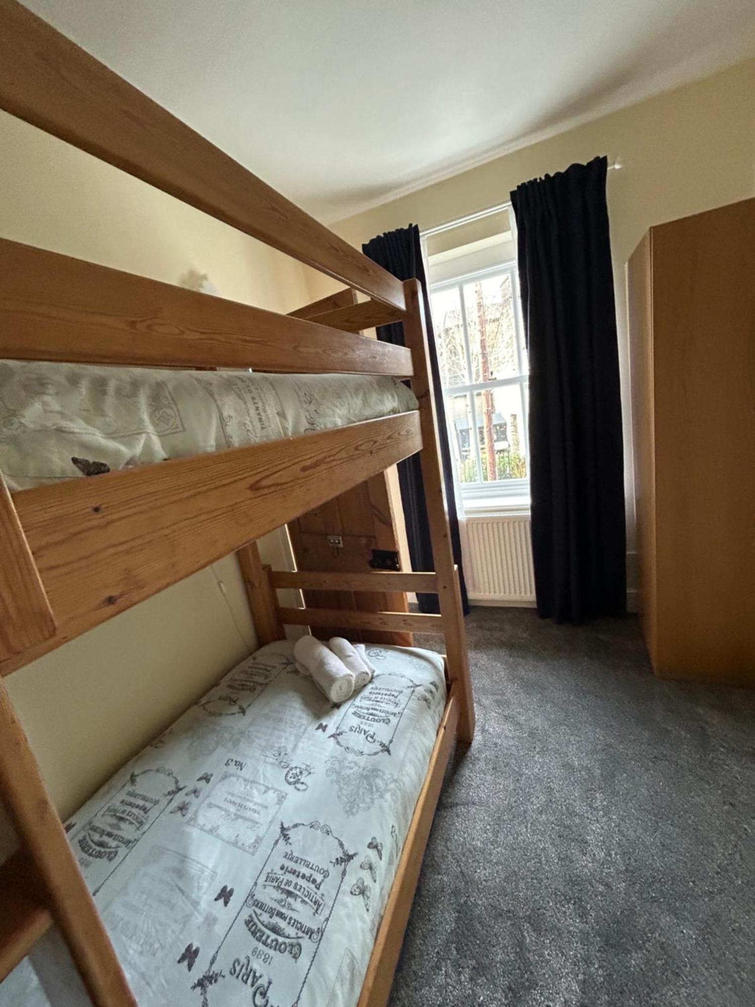 The Buxton Retreat A Luxurious 3-Storey Townhouse With Four Poster Bed And Double Jacuzzi Bath" Kültér fotó