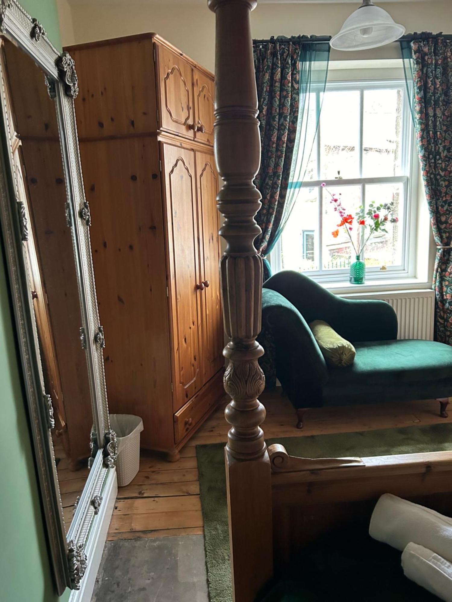 The Buxton Retreat A Luxurious 3-Storey Townhouse With Four Poster Bed And Double Jacuzzi Bath" Kültér fotó