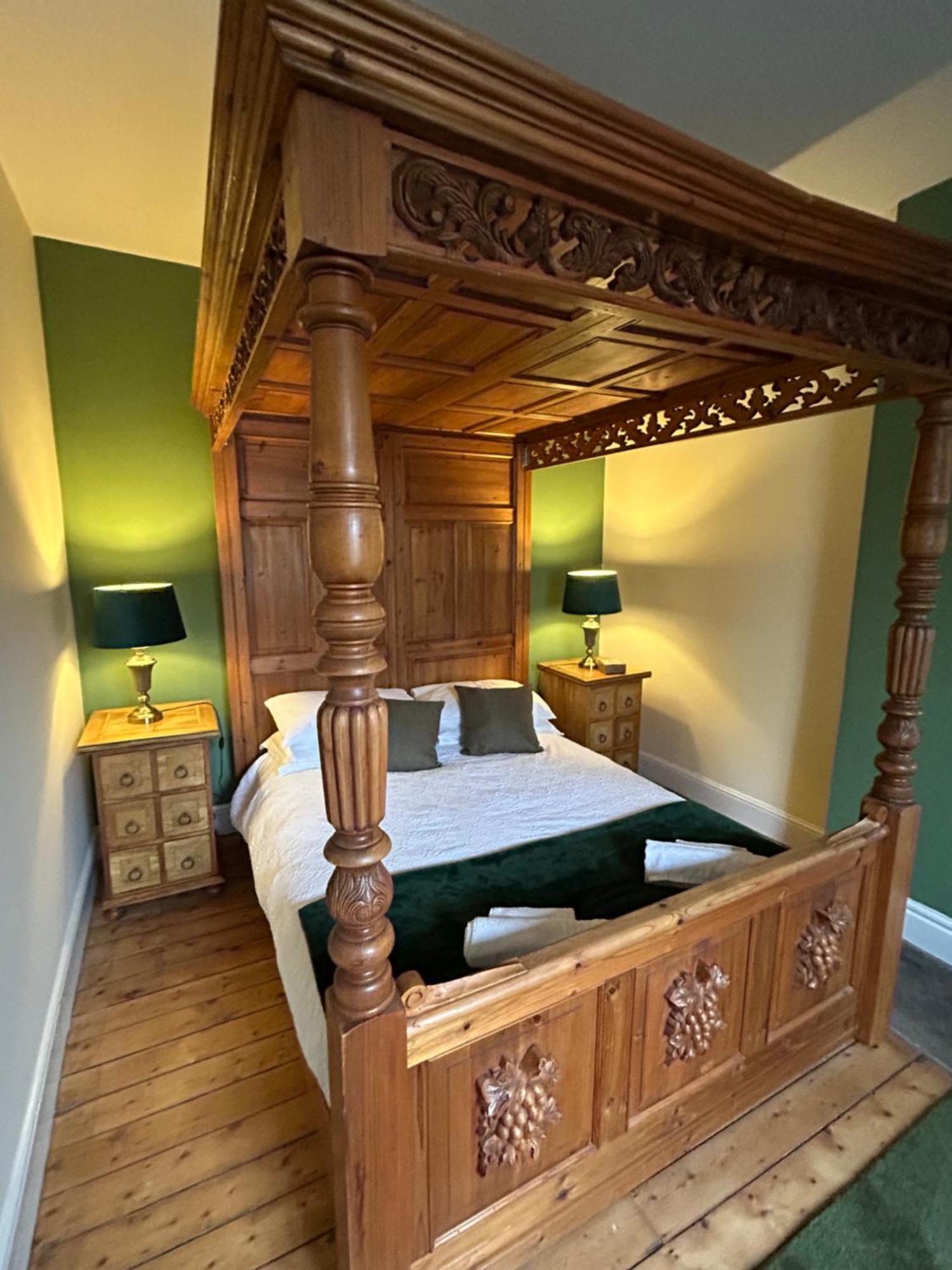 The Buxton Retreat A Luxurious 3-Storey Townhouse With Four Poster Bed And Double Jacuzzi Bath" Kültér fotó