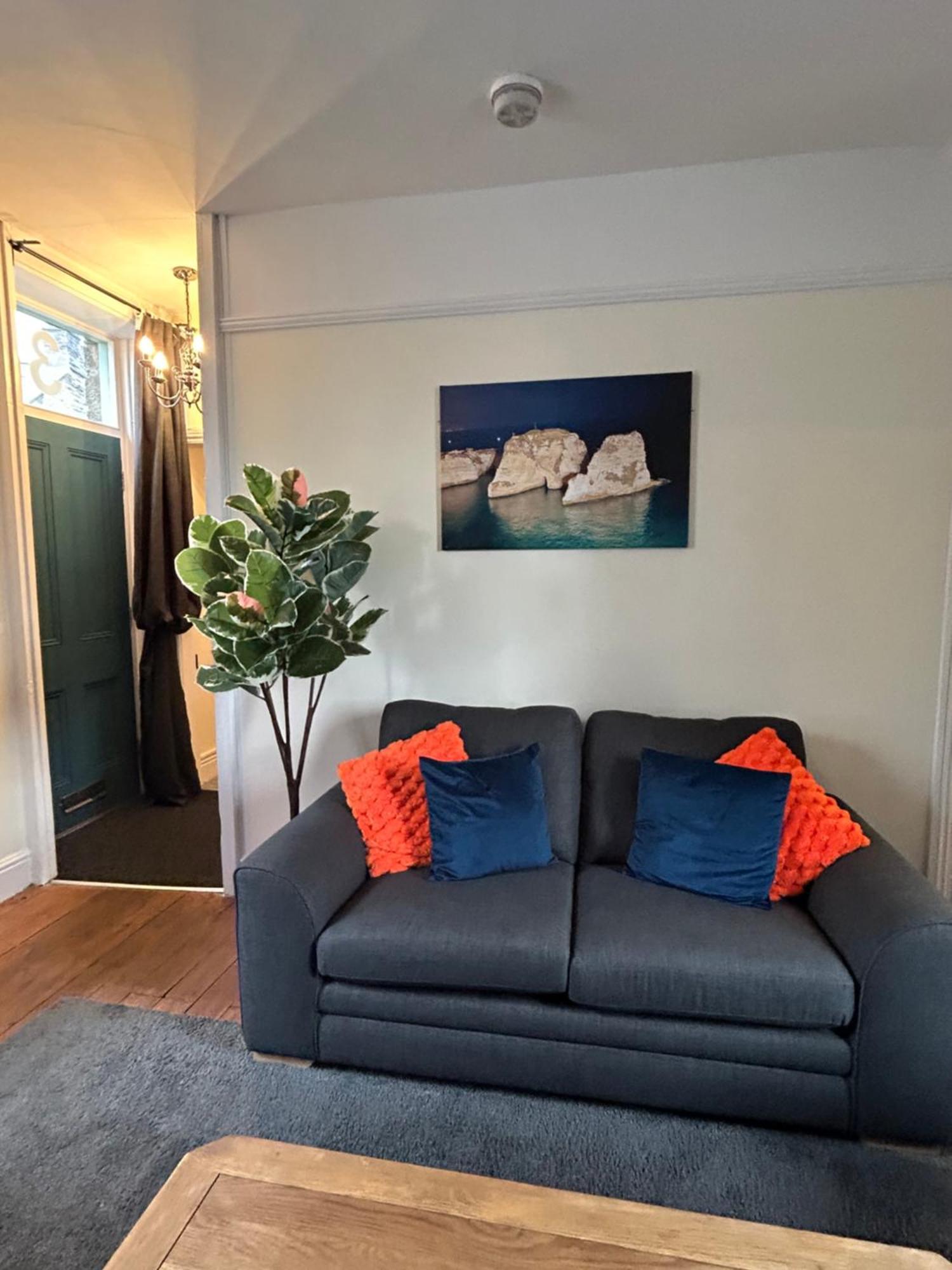 The Buxton Retreat A Luxurious 3-Storey Townhouse With Four Poster Bed And Double Jacuzzi Bath" Kültér fotó