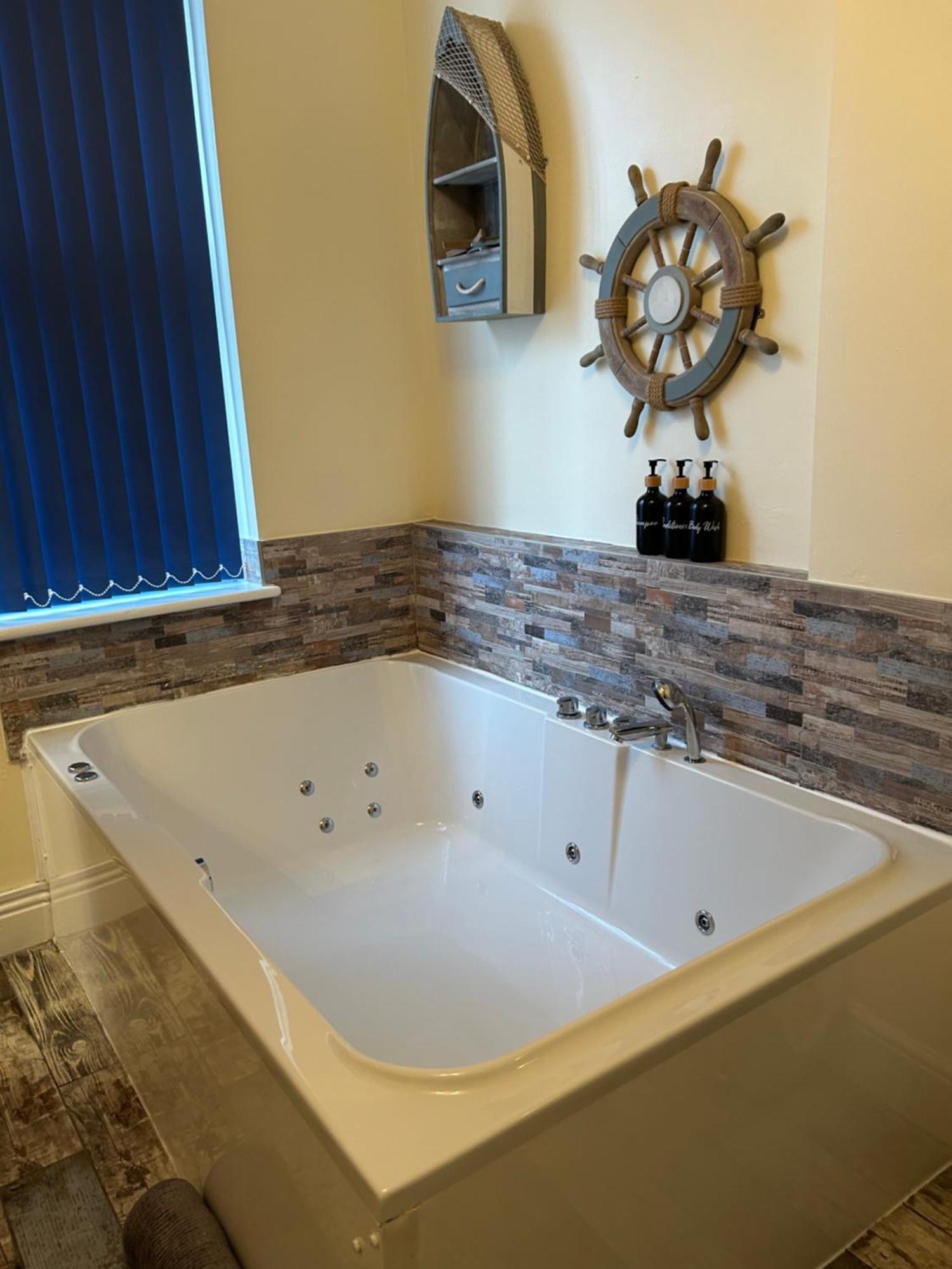 The Buxton Retreat A Luxurious 3-Storey Townhouse With Four Poster Bed And Double Jacuzzi Bath" Kültér fotó