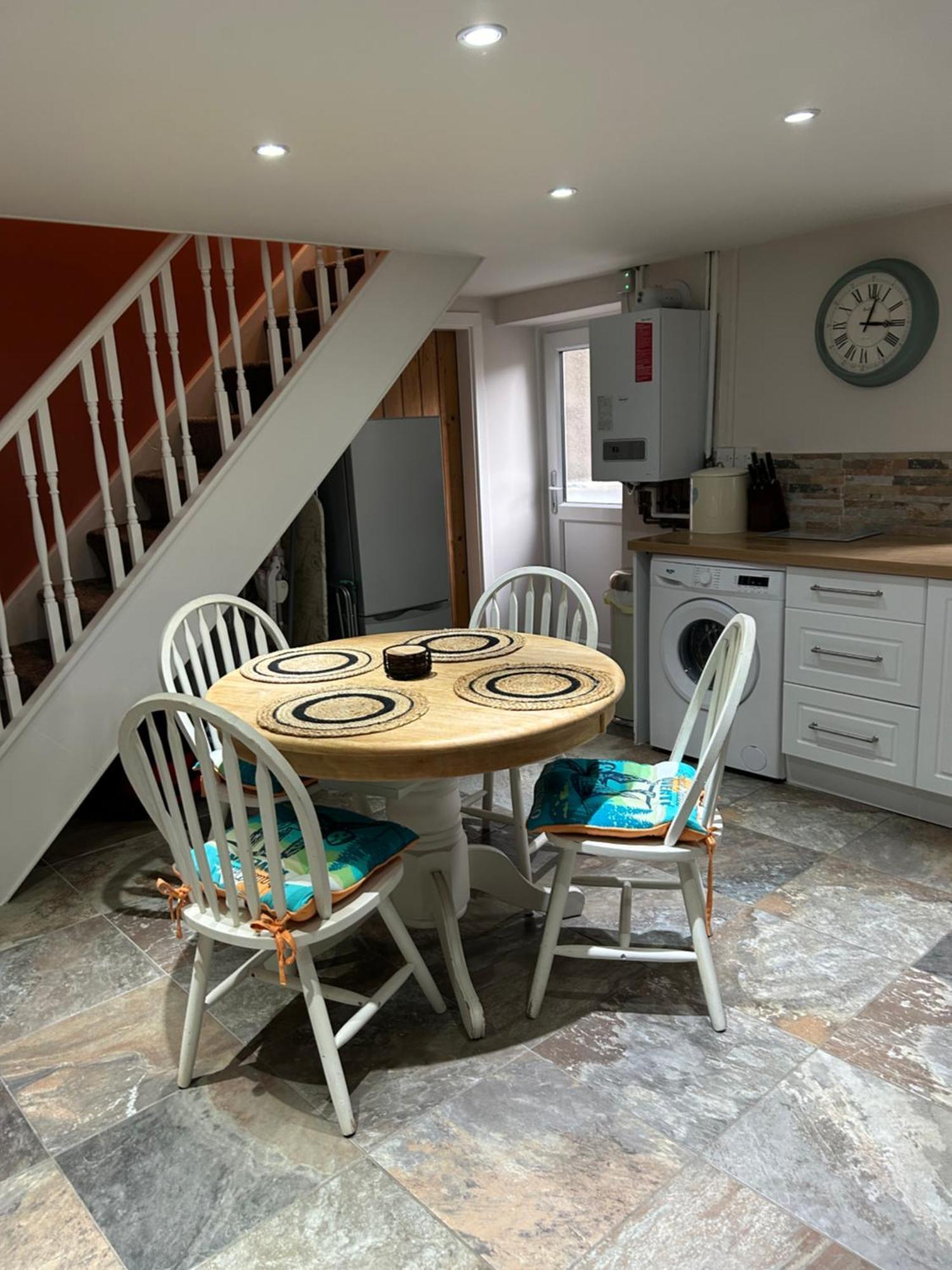 The Buxton Retreat A Luxurious 3-Storey Townhouse With Four Poster Bed And Double Jacuzzi Bath" Kültér fotó